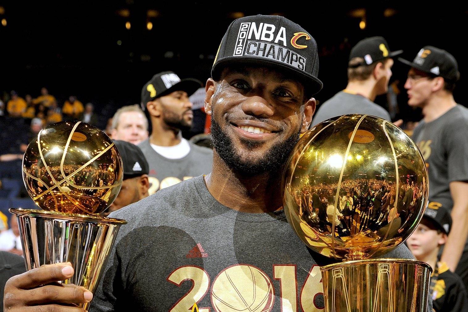 泰山纪念建队32周年，队史5次夺顶级联赛冠军，8次足协杯冠军（泰山队庆祝成立32周年：队史5夺顶级联赛桂冠、8捧足协杯）