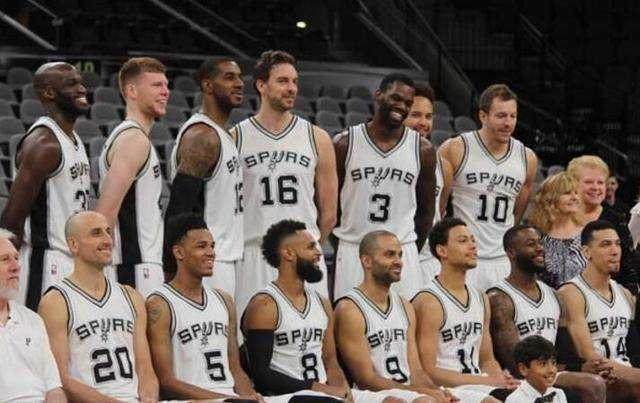 意媒：马佐基离队后，那不勒斯将全力签下热那亚的诺顿-库菲（意媒：马佐基离队后，那不勒斯将加速引进热那亚后卫诺顿-库菲）