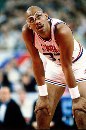 湖人半场高效，两项命中率均超5成，两队狂轰16记三分（半场火力全开！湖人双命中率破50%，两队合飙16记三分）