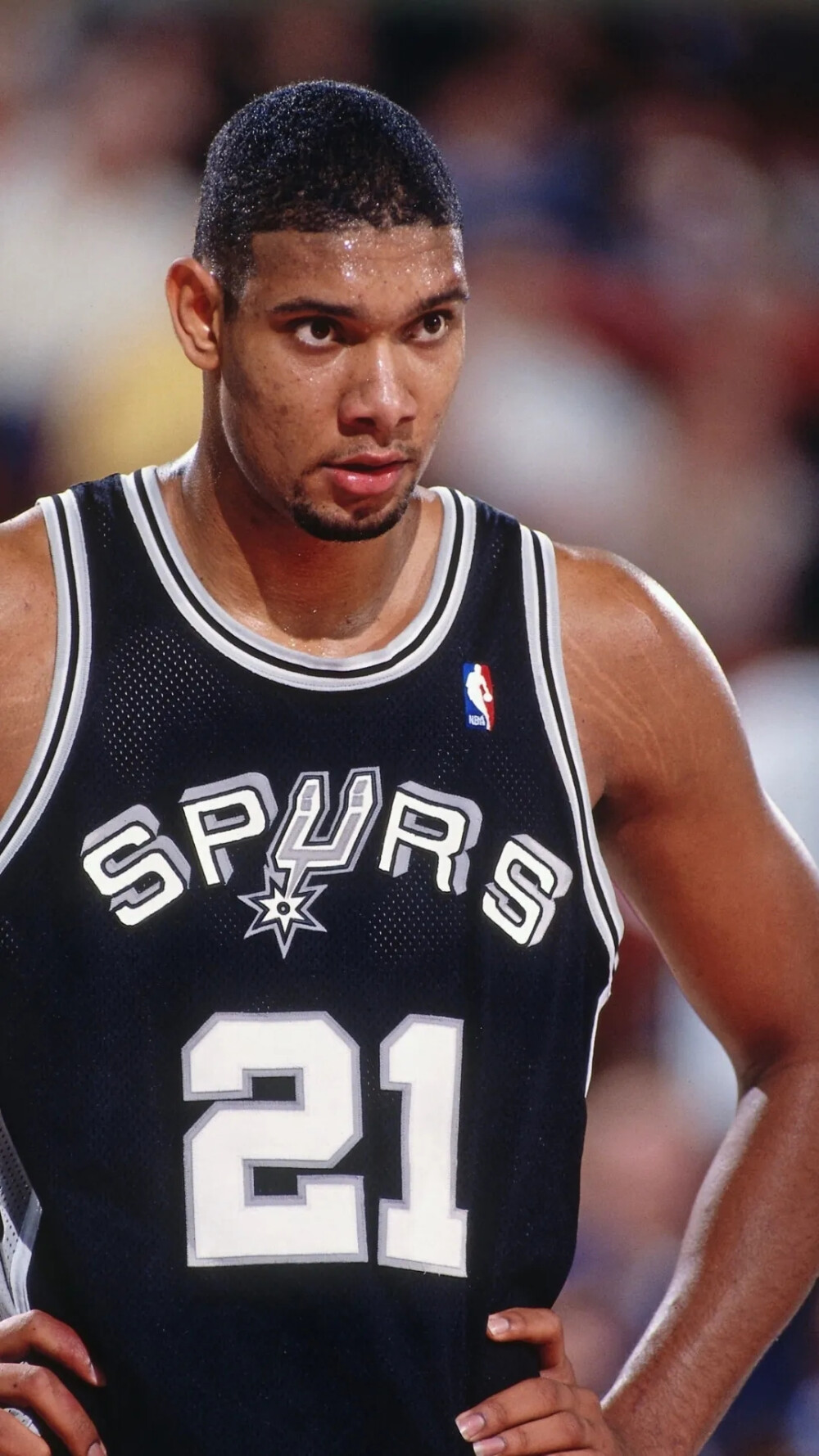 姆巴佩：四球建功刷新皇马进球纪录，坦言与传奇并肩倍感荣幸（姆巴佩大四喜改写皇马进球纪录：与传奇比肩倍感荣幸）