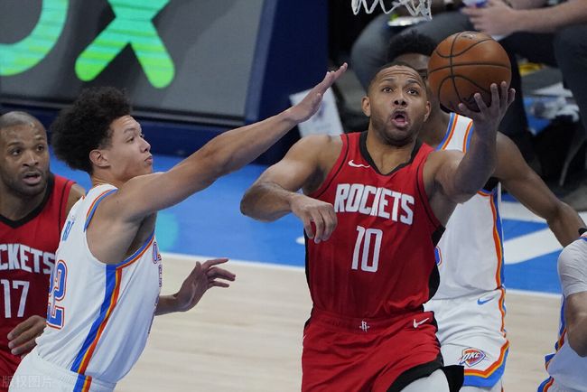 尴尬，一英格兰球迷在阿尔巴尼亚主场被旋转闸门卡住（英格兰球迷在阿尔巴尼亚主场被旋转闸门困住，场面尴尬）